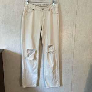 Song 90’s boyfriend low rise 100 % cotton cream jeans. 5 pockets. Distressed